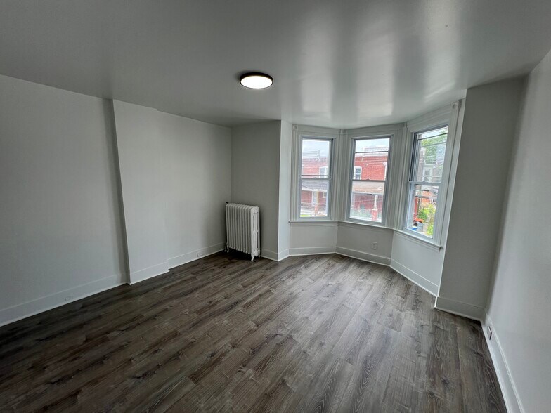 Building Photo - 305 E 20th St