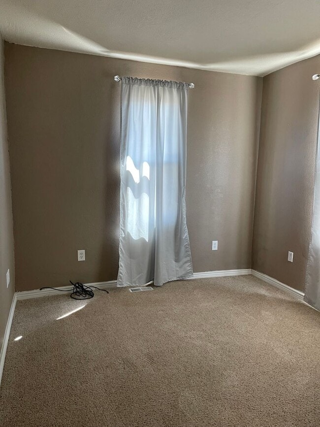 Building Photo - 3 Bedroom 2 Bath home