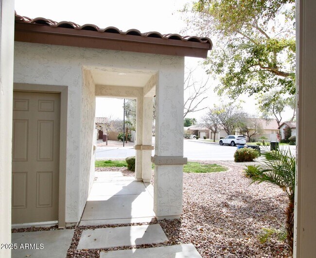 Building Photo - 1236 E Nightingale Ln