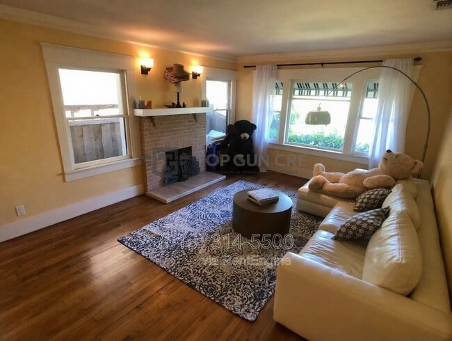 Building Photo - 4026-32 Utah St