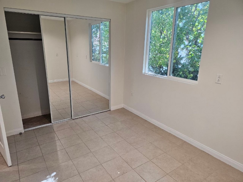 Building Photo - 1042 Hollister St