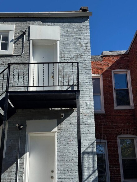 Private Backyard with separate unit entrance - 2448 Lakeview Ave