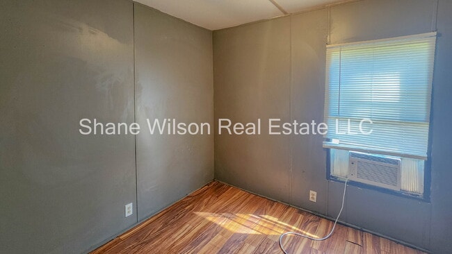 Building Photo - 3 BD 2 BA Single wide with large back yard!