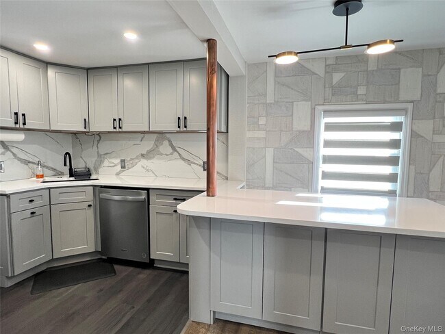 Building Photo - 137 Center Ln