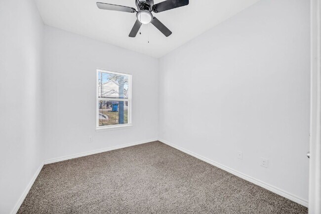 Building Photo - Welcome to this charming Craftsman-style residence nestled in the serene community of Lake Conroe...