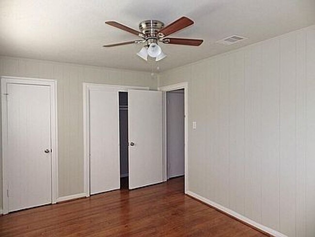 Building Photo - 3 bed / 1 bath home in South Houston - Mov...