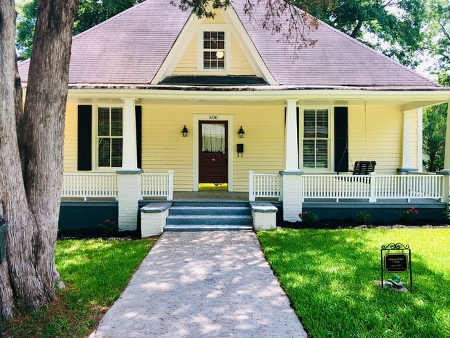 Building Photo - Plum Street-3 bedroom/2 bath home with large rocking chair front porch!