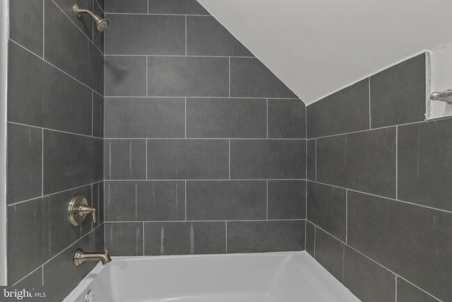 Building Photo - 12 Holbrook Ln