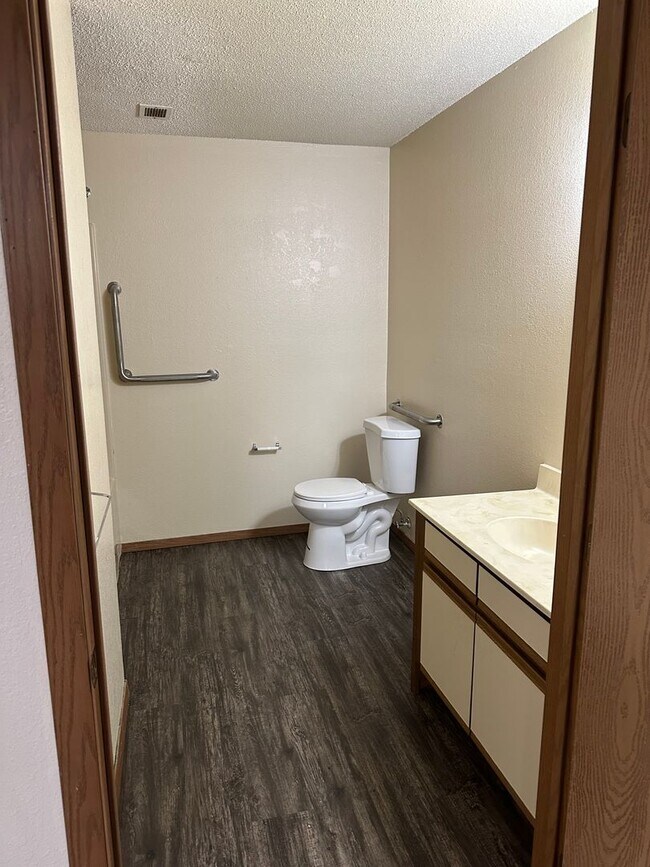 Building Photo - Large One Bedroom