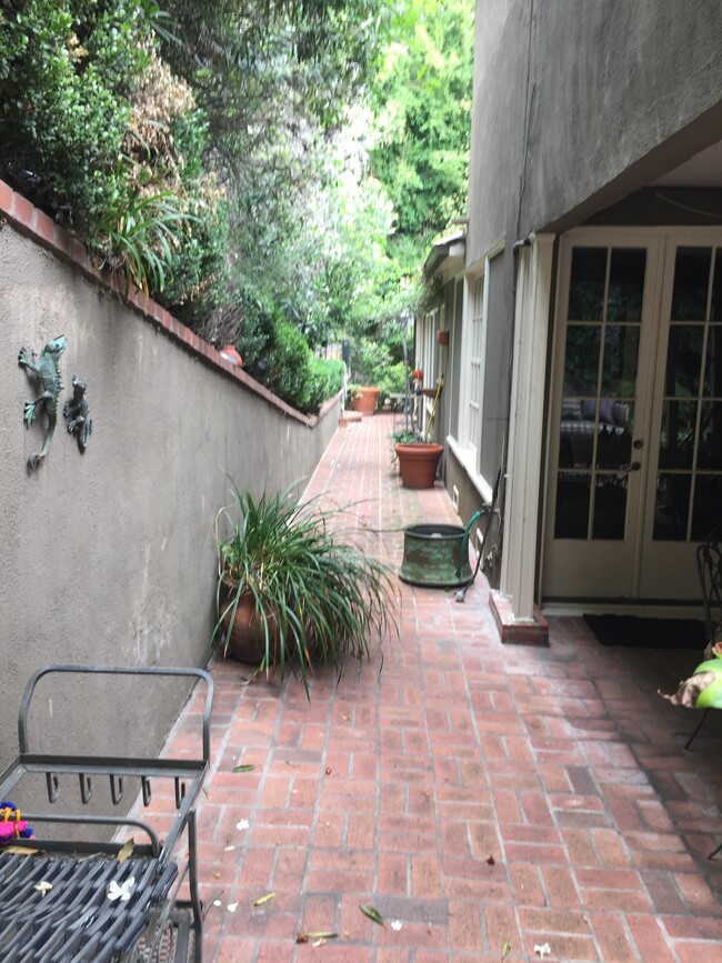 Building Photo - 1257 Sunset Plaza Dr