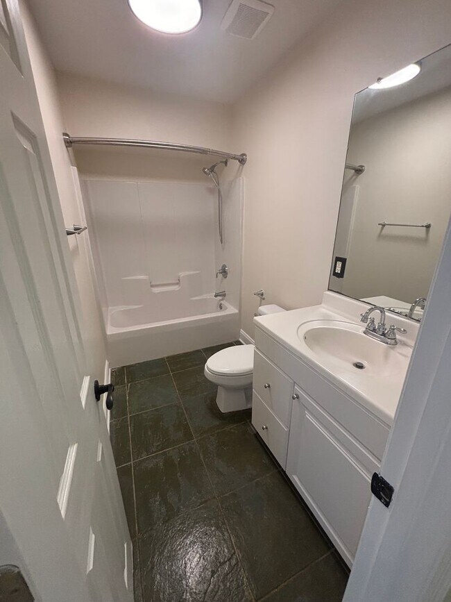Building Photo - 2 Bedroom 2 Bathroom in The Charleston Pen...