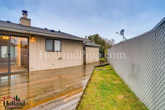 Building Photo - 1722 NE 230th Ct