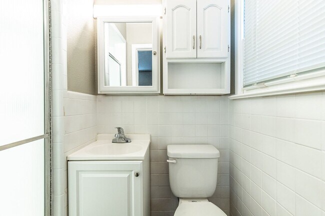 Building Photo - Large 3 bedroom with 2 living areas. Easy ...