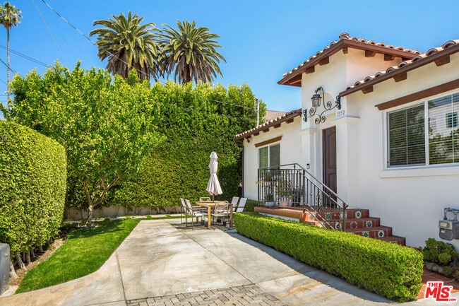 Building Photo - 1350 N Stanley Ave