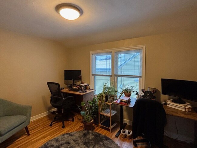 Building Photo - 1521-1525 Oxford St North