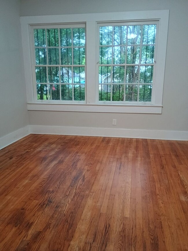Building Photo - Five bedroom rental