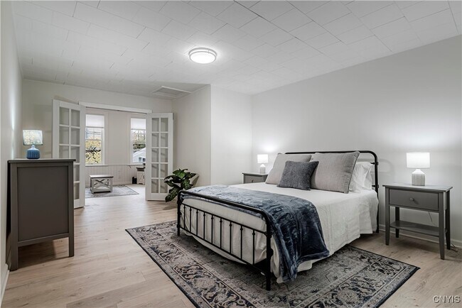 Building Photo - 16 College St