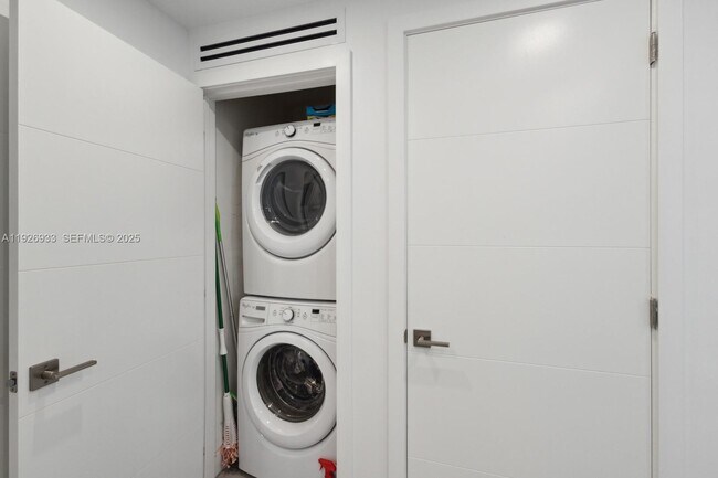 Building Photo - 999 SW 1st Ave