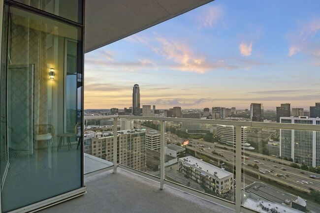 Building Photo - Stunning high rise unit in the affluent River Oaks District!