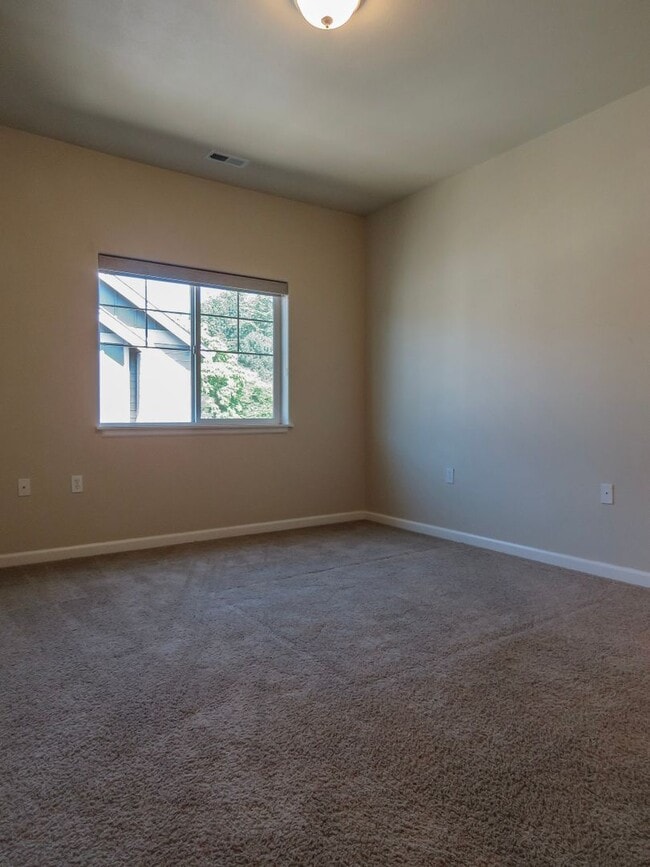 Building Photo - **No Rent Until February!! 2 Bedroom Townhome Available Now  !! Inquire today for tour !