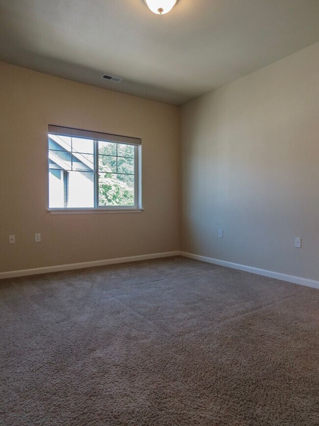 Building Photo - **No Rent Until January  !! 2 Bedroom Townhome Available Now  !! Inquire today for tour !