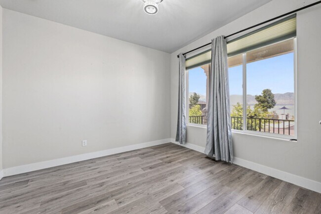 Building Photo - Large luxurious house with view of beautiful Utah Lake!