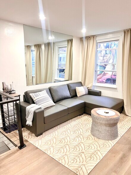 Living room - 1233 Saint James St