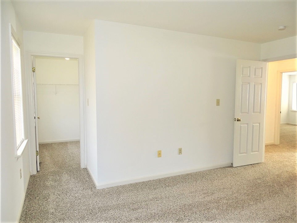 Building Photo - 6441 Lincoln Ct