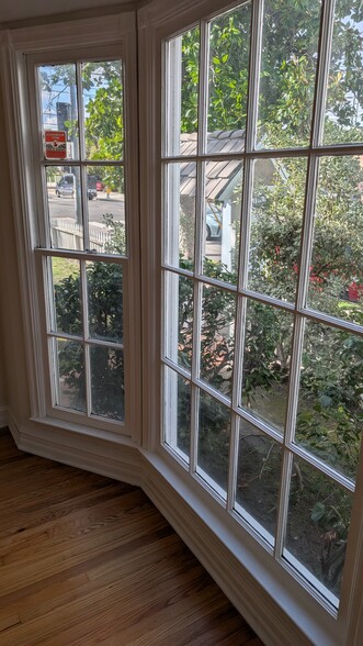 Large front windows - 10550 Moorpark St