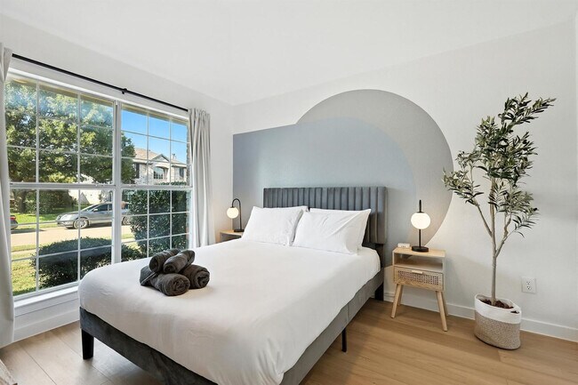 Building Photo - 11911 Rocky Point Dr