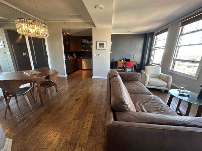 Dining space with kitchen view - 702 Ash St