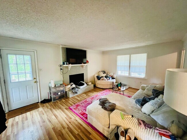 Building Photo - Charming 4bdrm/2.5bth Home with Ample Space and Modern Amenities