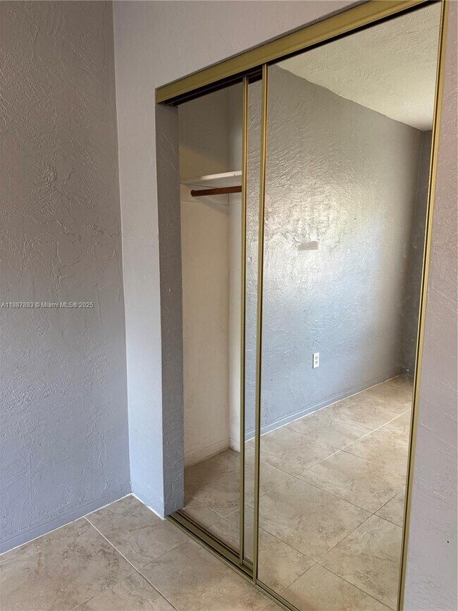 Building Photo - 6027 SW 36th Ct