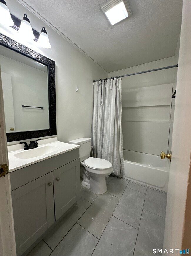 Building Photo - 140 Thompson St