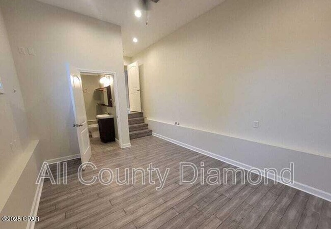 Building Photo - 215 Harris Ave