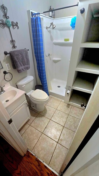 Bathroom 2 - 868 steiner rd