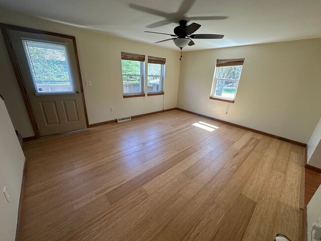 Building Photo - Charming 2BD/1BA Townhome in Burlington’s New North End