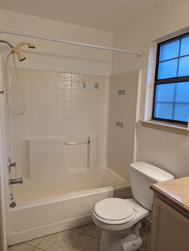 Building Photo - Modern Amenities & Ideal Location in Burle...