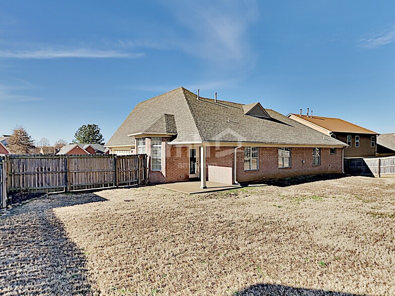 Building Photo - 4946 Rivercrest Ln