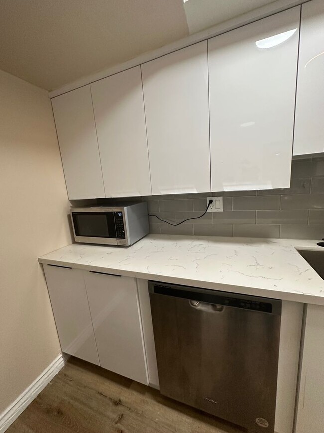 Building Photo - Extensively remodeled huge 1 bedroom/1.25 ...