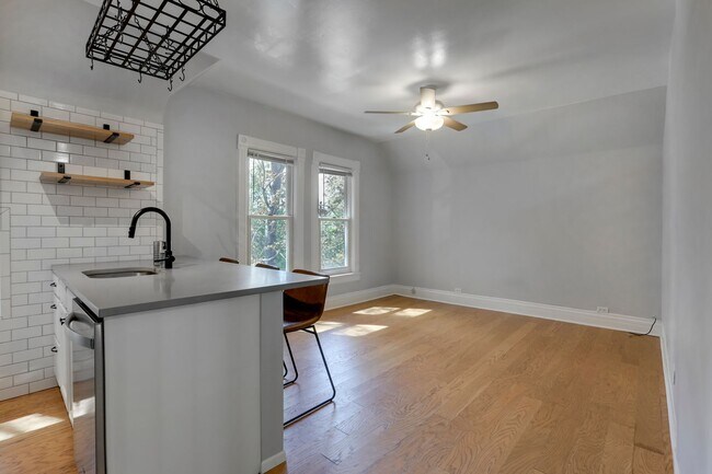 Building Photo - 1136 N Washington St