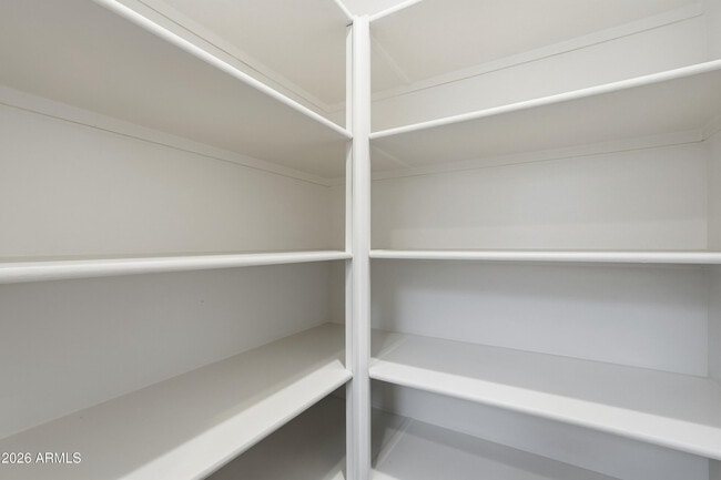 Building Photo - 932 W Macaw Dr