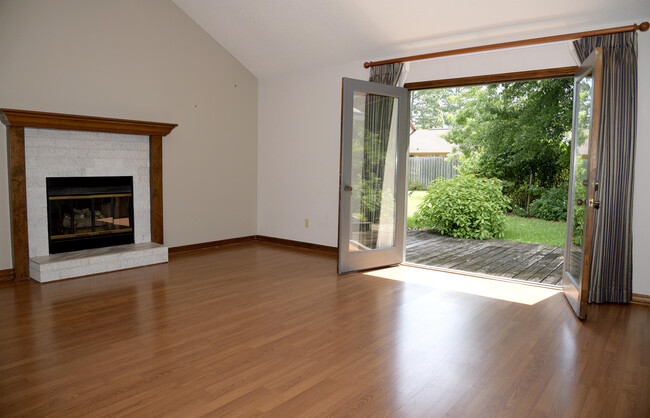 Building Photo - 1129 Troon Dr E