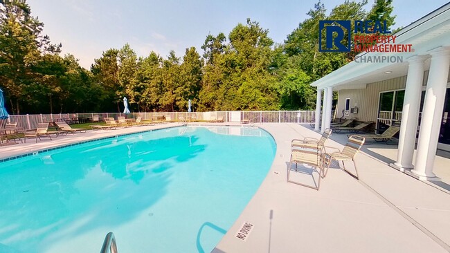 Building Photo - Spacious Home with Fenced Backyard