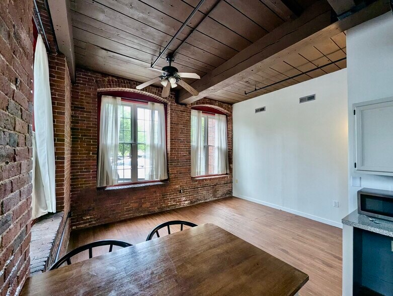 Building Photo - 470 Silver St