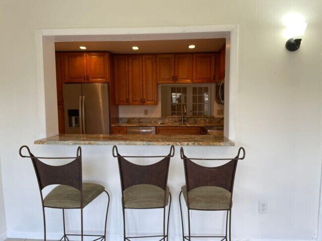 Building Photo - 499 Iris Ave