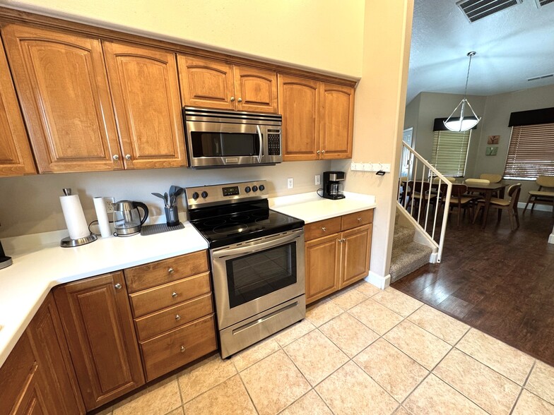 Building Photo - 400 Paradise Pky