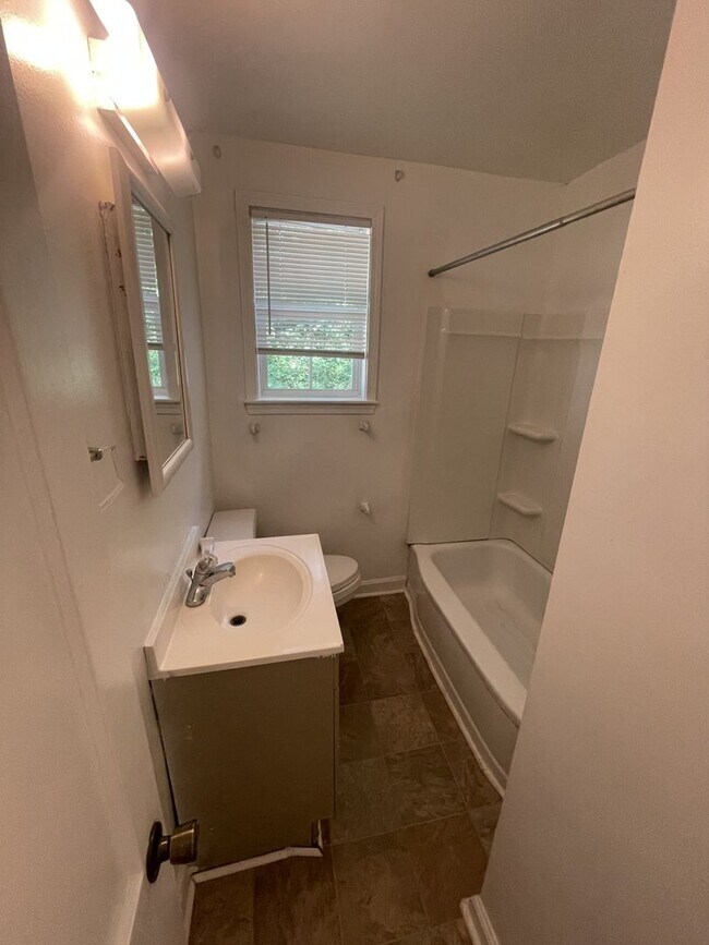 Building Photo - 2 bd 1 ba Detached house