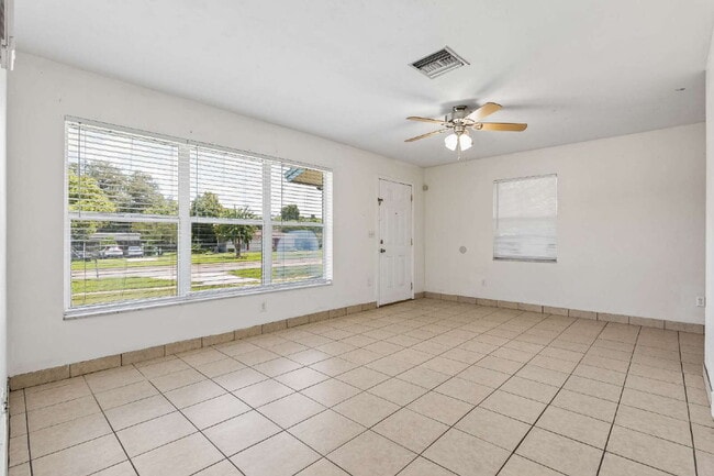 Building Photo - Charming 2-Bed Oasis on Providence Blvd – Cozy Living in Deltona!