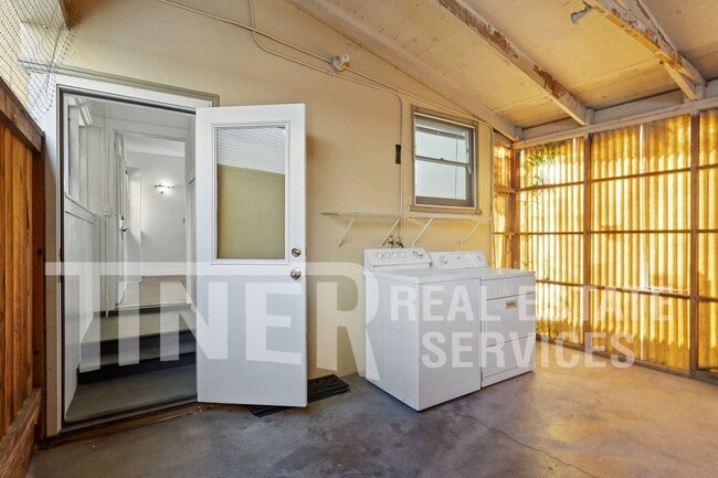 Building Photo - 2133 Marshall Way